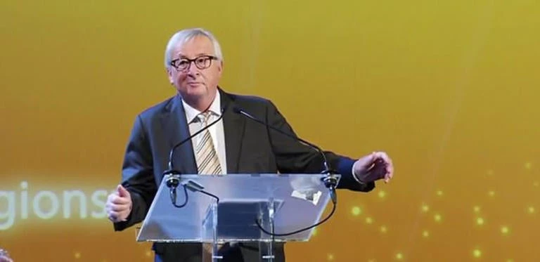 Ο Γιούνκερ… «τρολάρει» την Τερέζα Μέι! Η κίνηση που προκάλεσε «θύελλα» αντιδράσεων (Βίντεο)